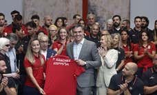 Pedro Sánchez consigue con los deportistas olímpicos la fotografía que se le negó con la Selección