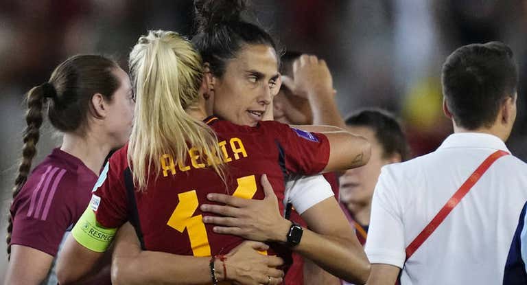 Alexia Putellas y Montse Tomé se abrazan tras el partido de la Selección en Córdoba ante Suiza.