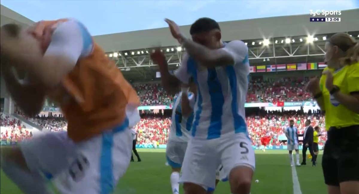 Los jugadores de Argentina, ante el ataque de los hinchas de Marruecos.