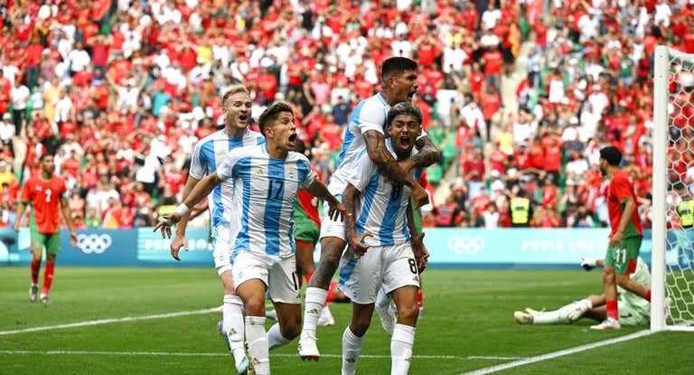 Argentina celebra por todo lo alto el 2-2 ante Marruecos en Saint-Ettiene.