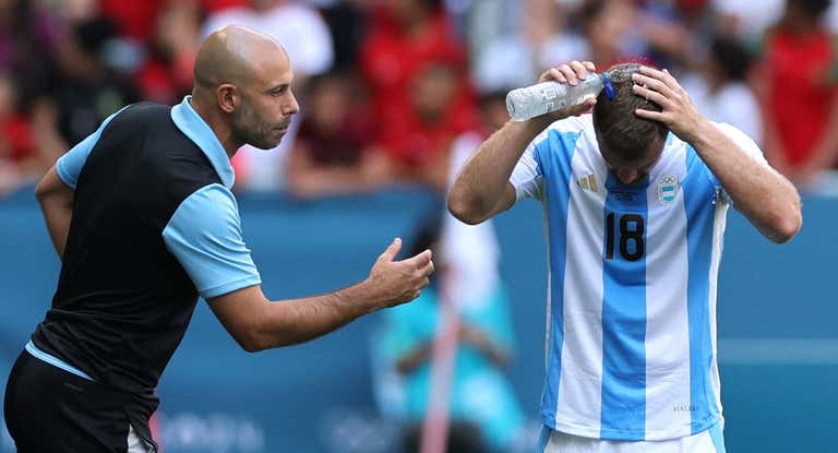 Mascherano habla con Lucas Beltrán.