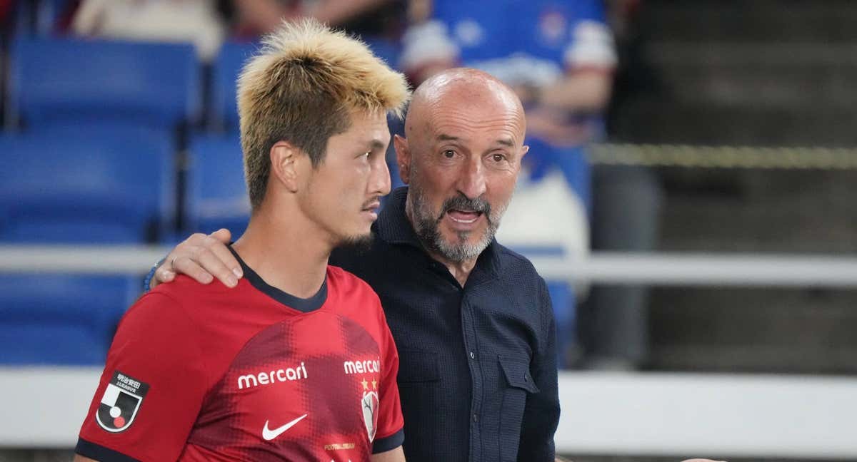 Ranko Popovic y Yuma Suzuki, durante un partido del Kashima Antlers. /Getty