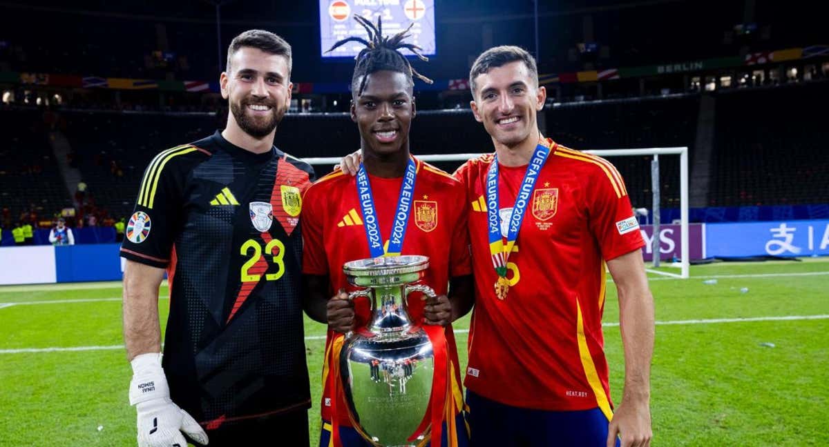 Unai Simón, Nico Williams y Vivian posan con el trofeo de la Eurocopa./Athletic Club