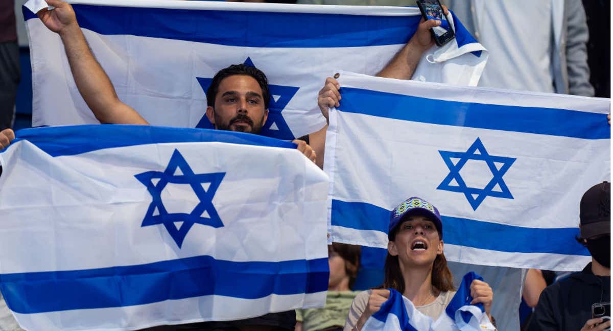 Aficionados de Israel con la bandera, en un partido de los Juegos Olímpicos 2024. /BSR Agency/Getty Images