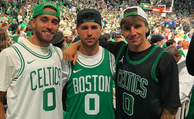 Adrián Bernabé, Eric García y un tercer amigo, juntos de vacaciones.  Instagram.