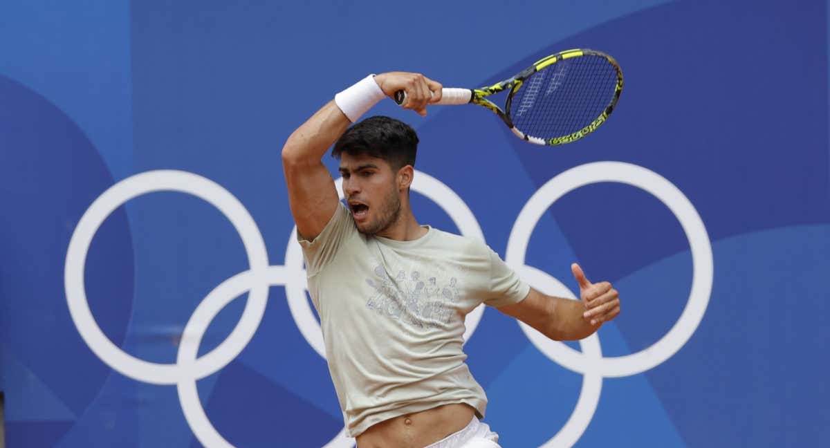 Carlos Alcaraz, en un entrenamiento antes de debutar en los Juegos. /EFE