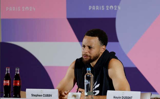 Curry durante la rueda de prensa.  REUTERS