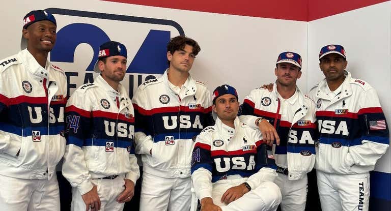 Los deportistas de EEUU posan con la equipación de Ralph Lauren que llevarán en la ceremonia de clausura de los JJOO