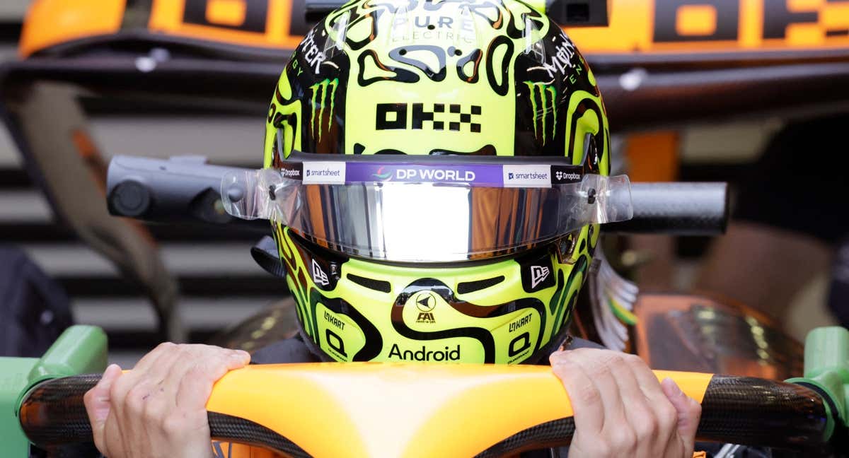 Lando Norris, subiéndose a su Mclaren en Bélgica./REUTERS