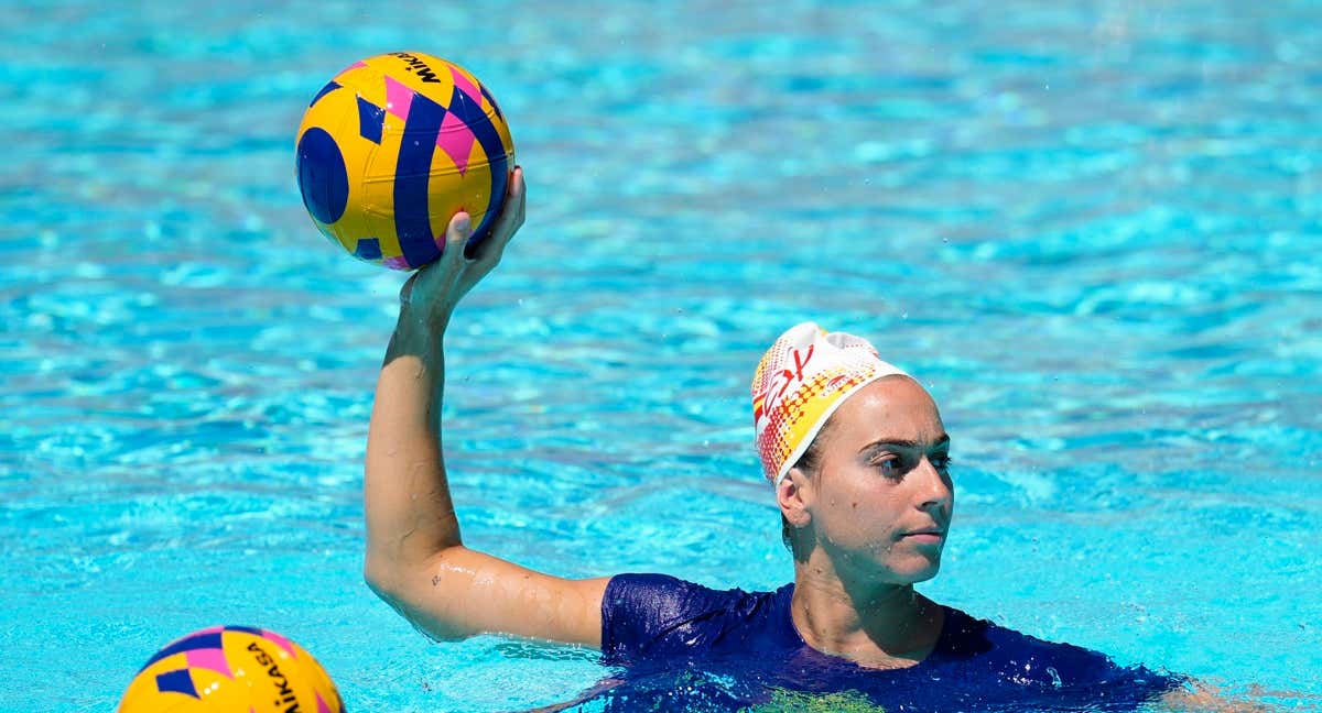 Bea Ortiz, jugadora de la Selección femenina de waterpolo, durante un entrenamiento.