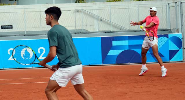 Una foto del entrenamiento de Nadal y Alcaraz desvela su estrategia en el dobles… mientras confunde a los aficionados
