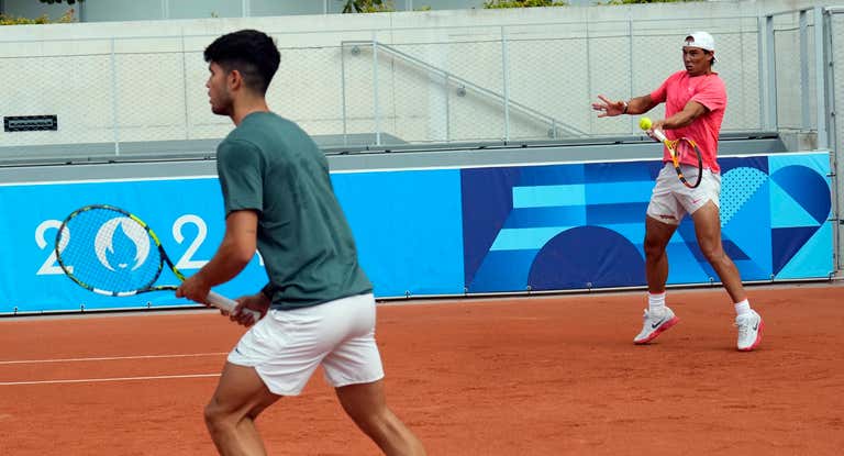 Carlos Alcaraz y Rafael Nadal, durante un entrenamiento en los Juegos Olímpicos de París 2024.