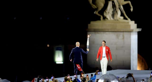 Zidane entregó a Nadal su primer Roland Garros y ahora le pasa la antorcha olímpica: «Es el más parisino de los españoles»