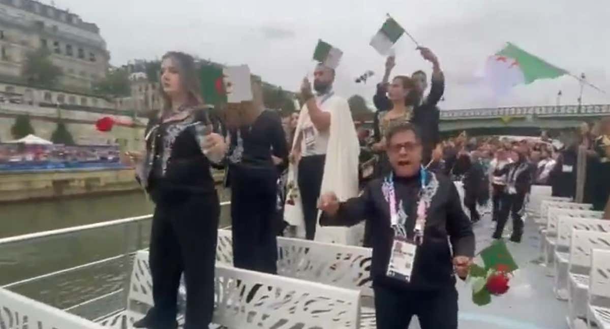 La delegación de Argelia lanza rosas al río.