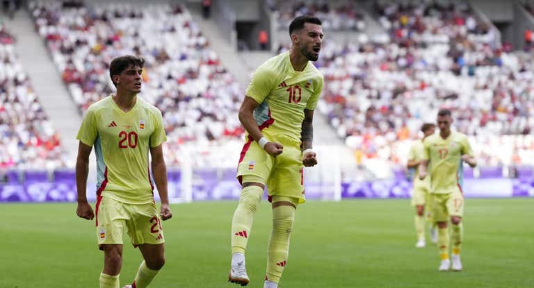 Álex Baena celebra su tanto.