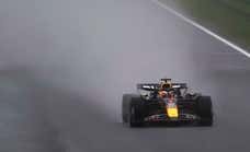 Pole con sanción y lluvia para Max Verstappen; Carlos Sainz saldrá séptimo y Fernando Alonso, octavo