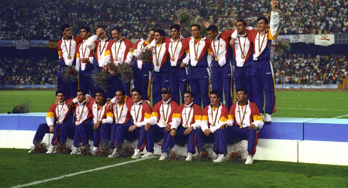 La Selección española, sobre el césped de Montjuïc con el oro después de la final de fútbol.
