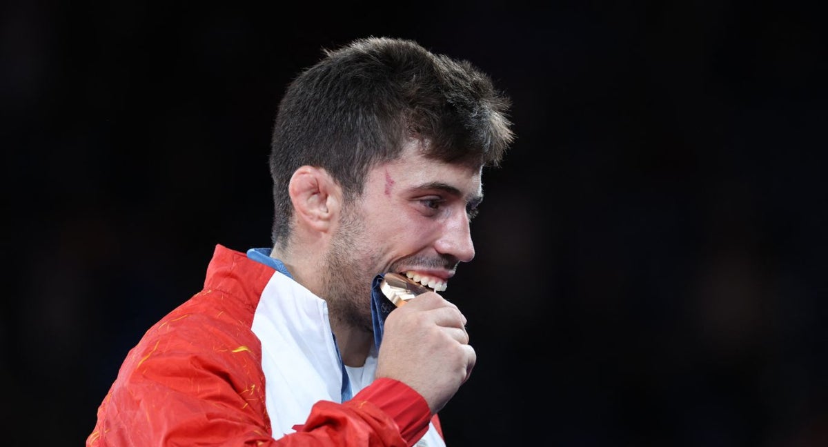 Fran Garrigós con la primera medalla de España en bronce.