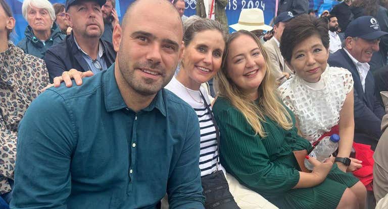 Markel Zubizarreta posa en una foto durante la ceremonia inaugural de los Juegos Olímpicos de Paris 2024 junto a Michele Kang, dueña del grupo de clubes como el London City, el Lyon o el Washington Spirit.