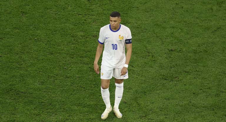 Mbappé en un partido con Francia.