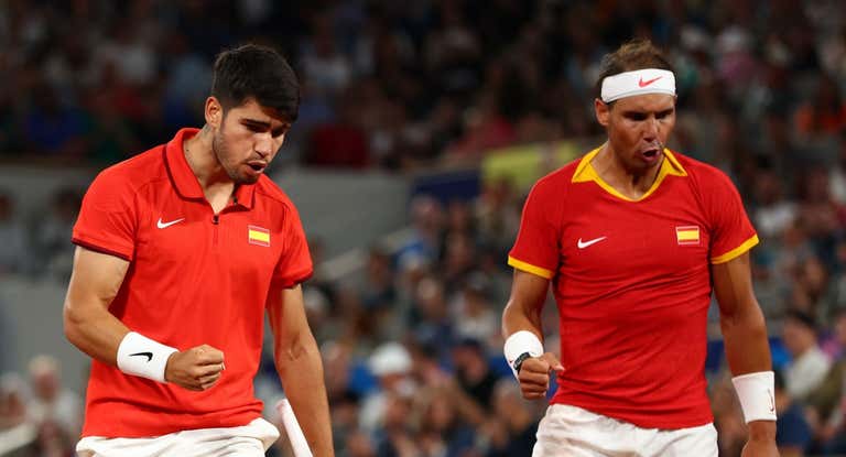 Carlos Alcaraz y Rafa Nadal celebran un punto en su estreno como pareja en los Juegos.