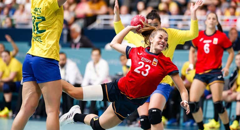 Paula Arcos busca el gol en el partido contra Brasil.