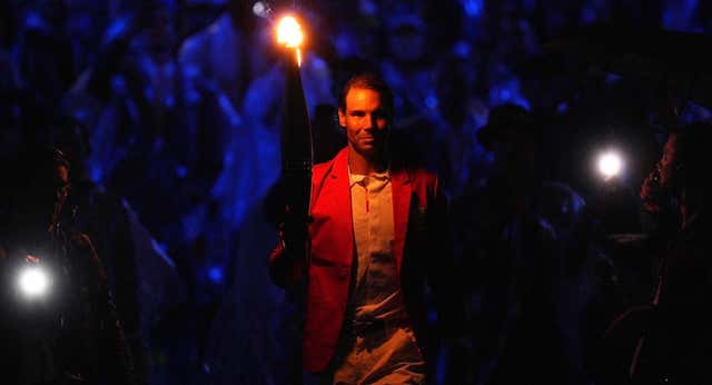 Todo lo que esconde la imagen de Rafa Nadal con la antorcha que es historia del deporte español
