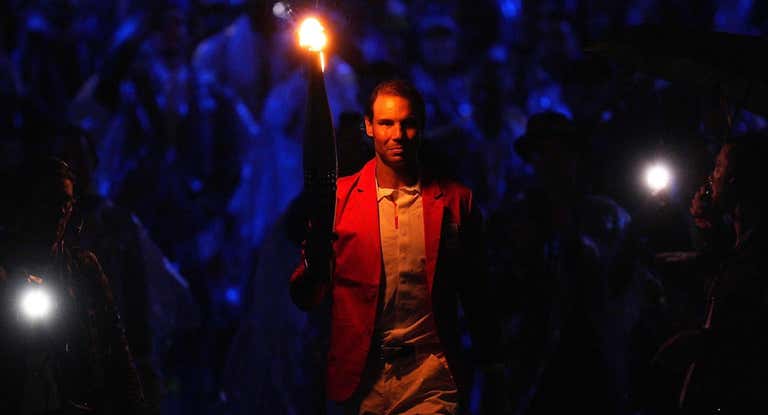 Rafa Nadal portando la antorcha olímpica en la ceremonia inaugural de París 2024.