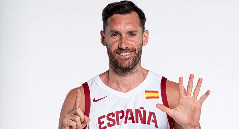 Rudy Fernández posa con seis dedos en alto, simbolizando los seis Juegos en los que ha participado.