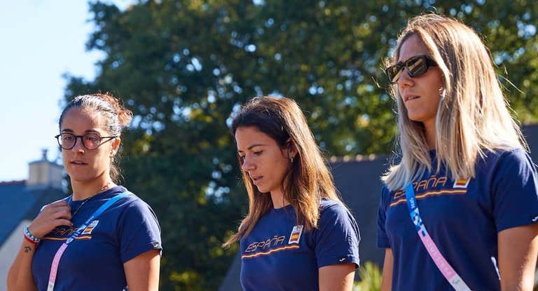 Oihane Hernández, AItana Bonmatí y Laia Aleixandri, durante el paseo de activación de España antes del partido frente a Nigeria en los JJOO.