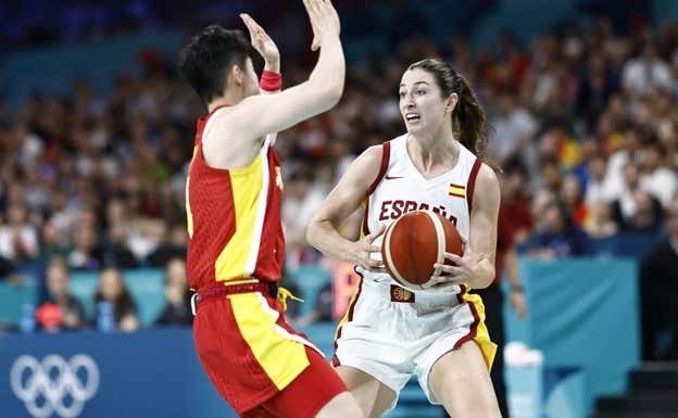 Leo Rodríguez trata de superar la defensa china. Efe