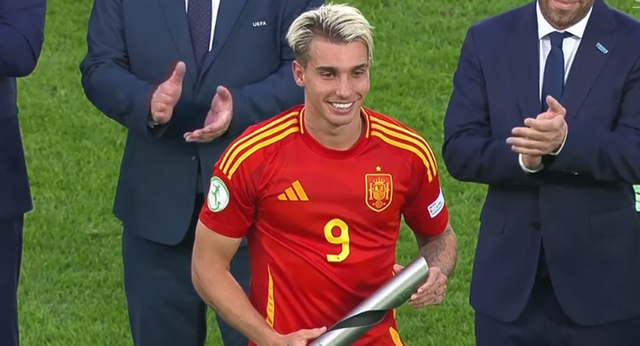 Iker Bravo cumple su promesa y cierra una etapa con un MVP bajo la atenta mirada de Arbeloa: «Te lo mereces, bestia»