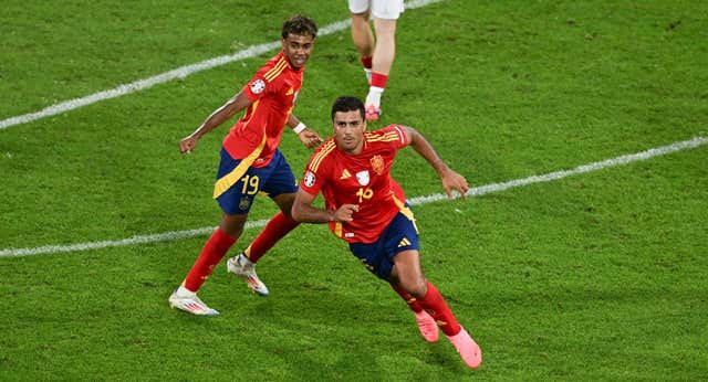 Guardiola se apoya en Rodri para descubrir a Lamine: «Cuando vuelve de la Selección habla maravillas de él»