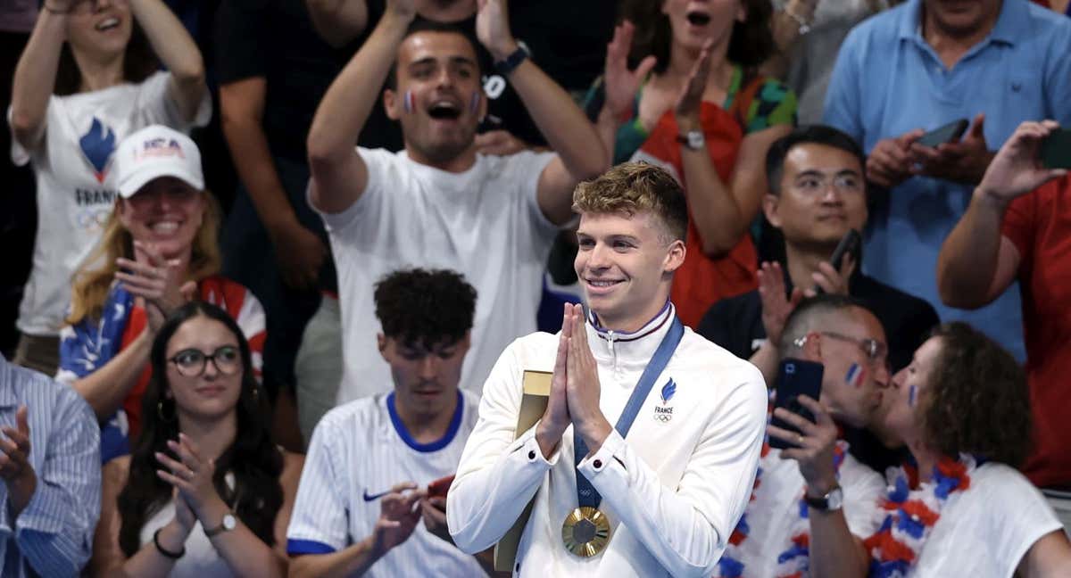 Léon Marchand, en el podio, con la medalla de oro al cuello en el Centro Acuático de La Defense. /GETTY