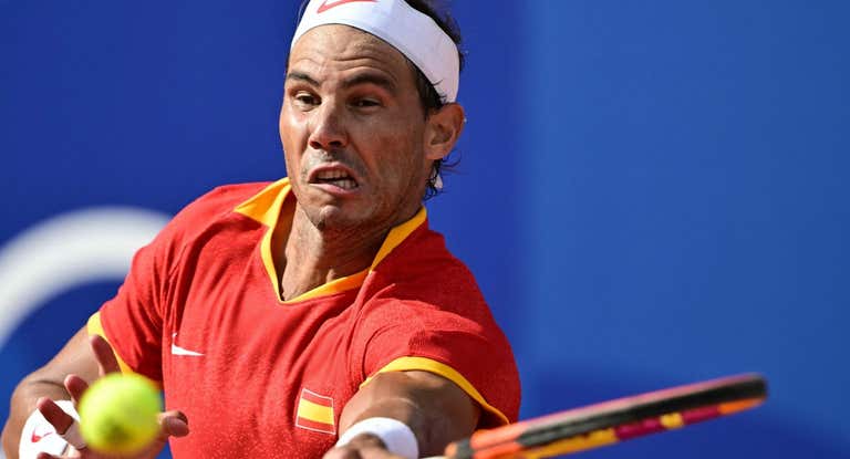 Nadal sigue la bola en un punto contra Fucsovics.