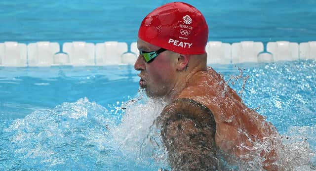 Las (pen)últimas brazadas de la leyenda Adam Peaty terminan de color de plata