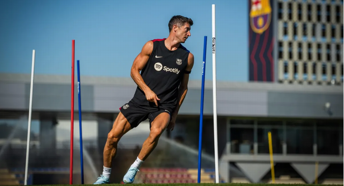 Robert Lewandowski ejercitándose en Barcelona antes de viajar a la gira.
