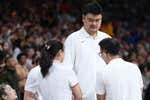 ¿Qué hacía Yao Ming en el banquillo de China durante el partido ante España?