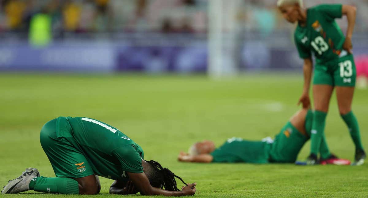 Las jugadoras zambianas desoladas tras el final del encuentro. /Getty