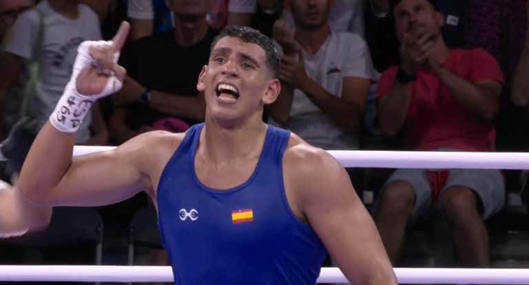 Ayoub Ghadfa celebra su victoria en los octavos de final del torneo olímpico de Paris 2024.