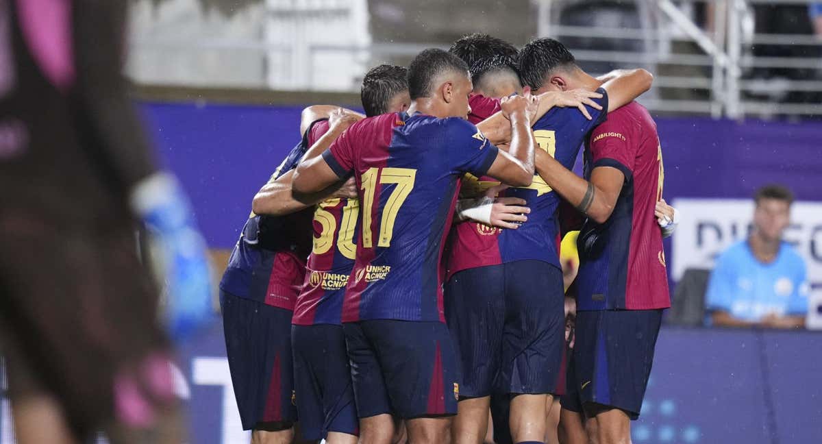 Los futbolistas del Barça se abrazan para celebrar el gol de Pau Víctor.