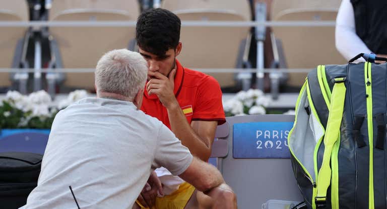 Carlos Alcaraz requiere la ayuda del fisio durante el partido ante Griekspoor.