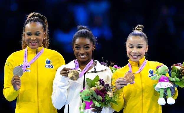 Rebeca Andrade, Simone Biles y Flavia Sarawia, podio de suelo en el Mundial 2023.  MARCO TACCA / GETTY