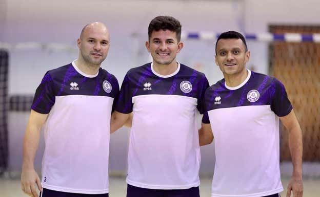 Taynan, Douglas y Edson, en una convocatoria de la selección de Kazajistán.  X