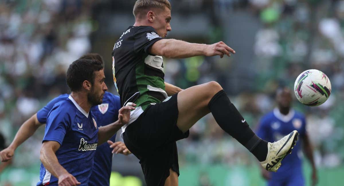 Lekue defiende durante una acción del amistoso ante el Sporting de Portugal en el que jugó de central./EFE