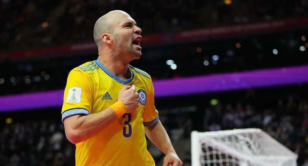 Taynan celebra un gol con la selección de Kazajistán.