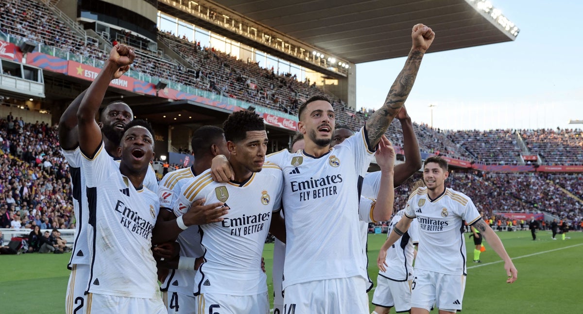 Jugadores del Real Madrid celebran el gol de Bellingham en el Clásico de Montjuïc de la temporada pasada.