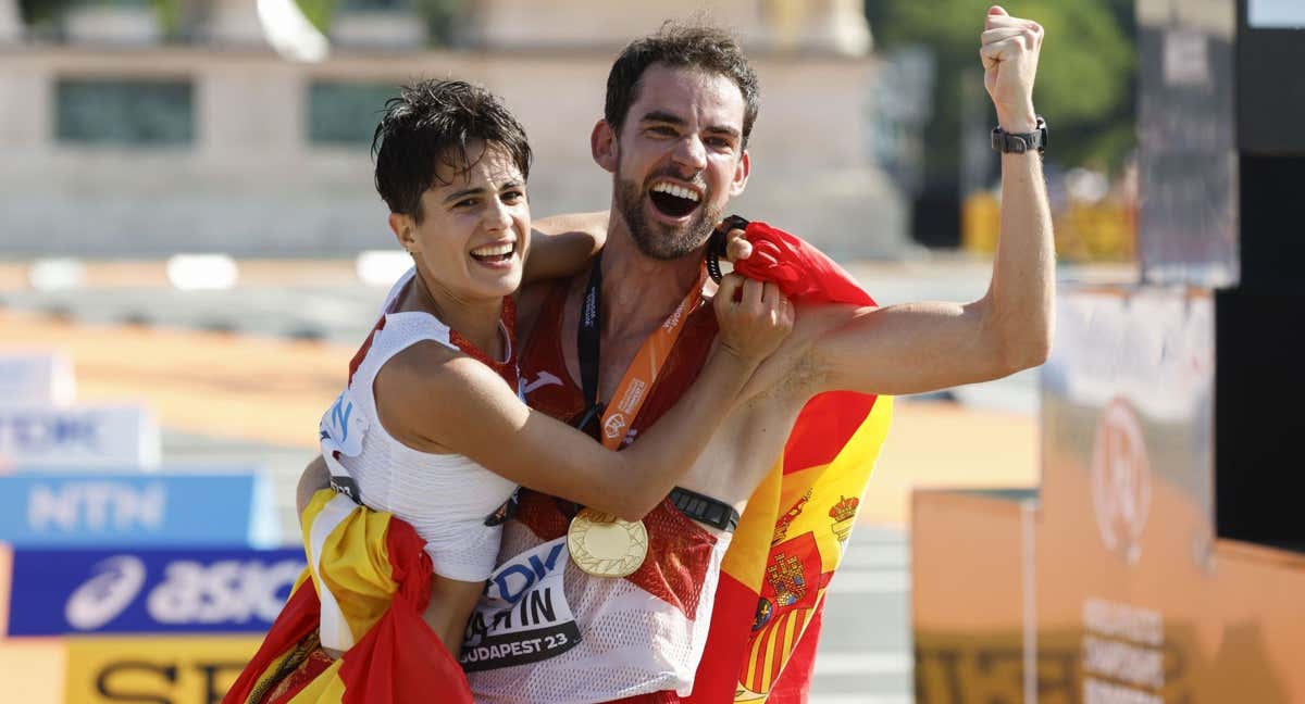 Álvaro Martín y María Pérez tras colgarse el oro en Budapest./EFE