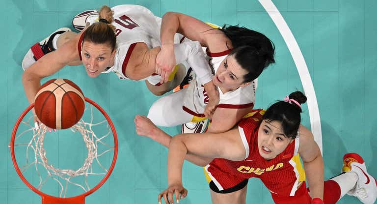 Laura Gil y Megan Gustafson, en el partido ante China.