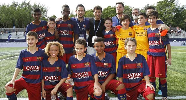 La cobra del Barça de Ilaix, Xavi Simons y Balde a una foto con Raúl que obligó a los blaugrana a recular